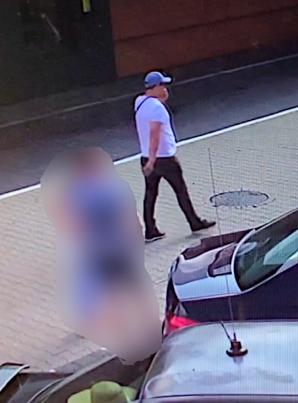 [VIDEO] Dająca do myślenia kradzież z samochodu na parkingu koło restauracji McDonalds w Aleksandrowicach. 20 000 zł nagrody za wskazanie sprawcy oferuje Biuro Rutkowski!