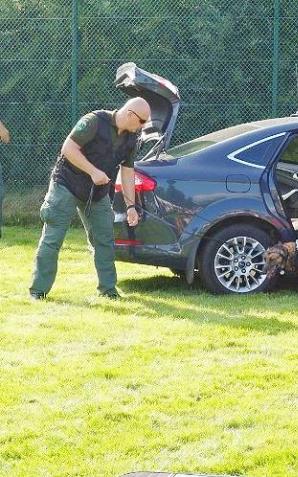 Zakończenie pierwszej edycji kursów doskonalących instruktorów–selekcjonerów psów specjalnych oraz psów patrolowo–obronnych i tropiących realizowanego w ramach Funduszy Norweskich przy udziale obserwatorów z Litwy i Ukrainy. 