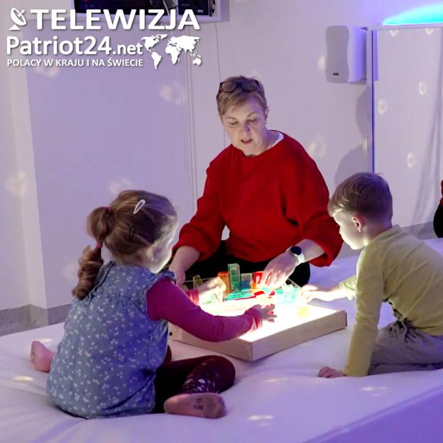 [VIDEO] Przedszkola i szkoły mogą otrzymać grant na dodatkowe inwestycje. Na placówki oświaty czeka wsparcie z programu „WzMOCnij swoje otoczenie”