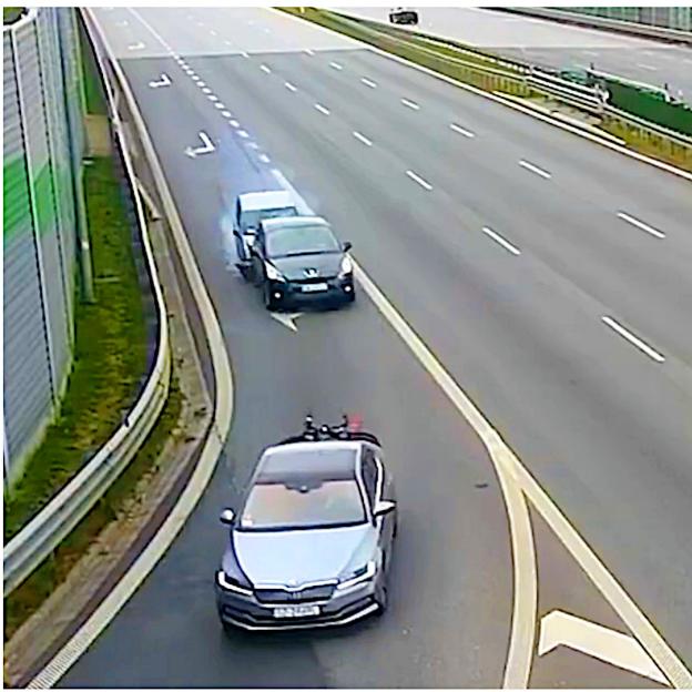 [VIDEO] Fiat panda i nietypowe manewry – co wydarzyło się na A1 przy MOP Stobiecko?