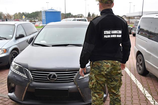 Poszukiwany Lexus odnaleziony na granicy w Terespolu. Pojazd chcieli wywieźć na Białoruś