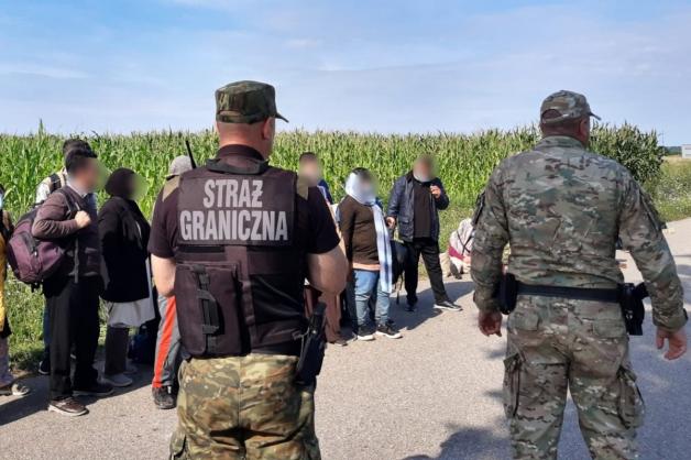 62 osoby, w tym obywatele Iraku, Iranu, Kamerunu zatrzymano na białorusko-polskiej granicy. Największe zatrzymanie w ciągu doby. Za pomocnictwo w przekroczeniu granicy wbrew przepisom zatrzymano obywatela Ukrainy