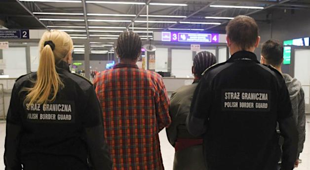 Kobiety z Kongo, które przyleciały z Aten okazały do kontroli francuskie i belgijskie dowody osobiste. Dokumenty należały do innych osób. A Syryjczyk posiadał  sfałszowany rumuński dowód osobisty